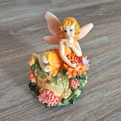 Spieluhr feenfigur auf blumen - feenfigur,